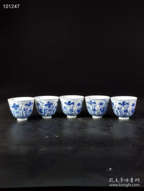 精品 大明景泰年制 手绘青花花卉纹杯 器型规整 色彩搭配合理 保存完好无损 尺寸如图买家自鉴